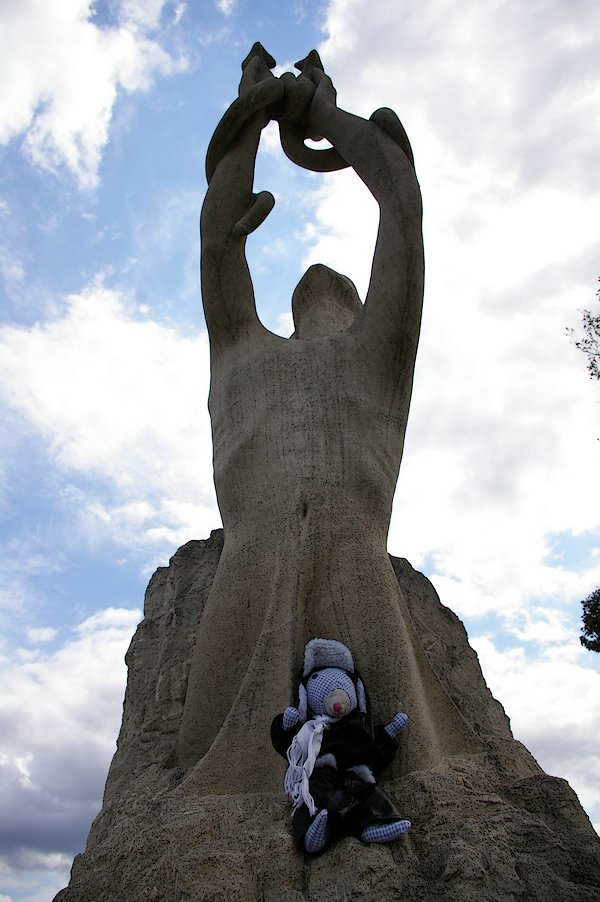 Amedee avec la Statue du Telethon: Amedee et la Statue du Telethon 4